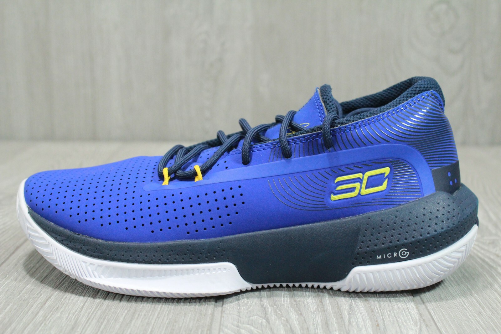60 Youth Under Armour SC 3ZER0 III 