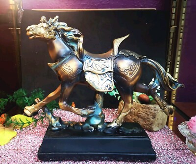 PFERD Statue/Ornament mit RÜSTUNG GALOPPIEREND. Bronzierteffekt 13'' lang 10'' hoch