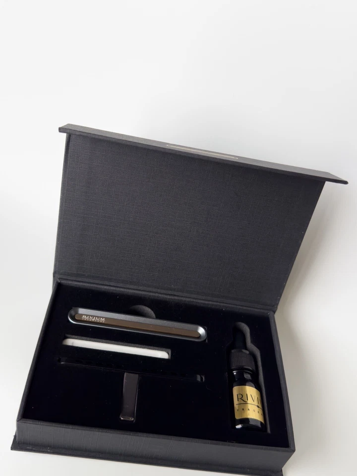 Difusor clip ventilación coche con aceite esencial vainilla oscura y madera misteriosa Foto 2 de 4