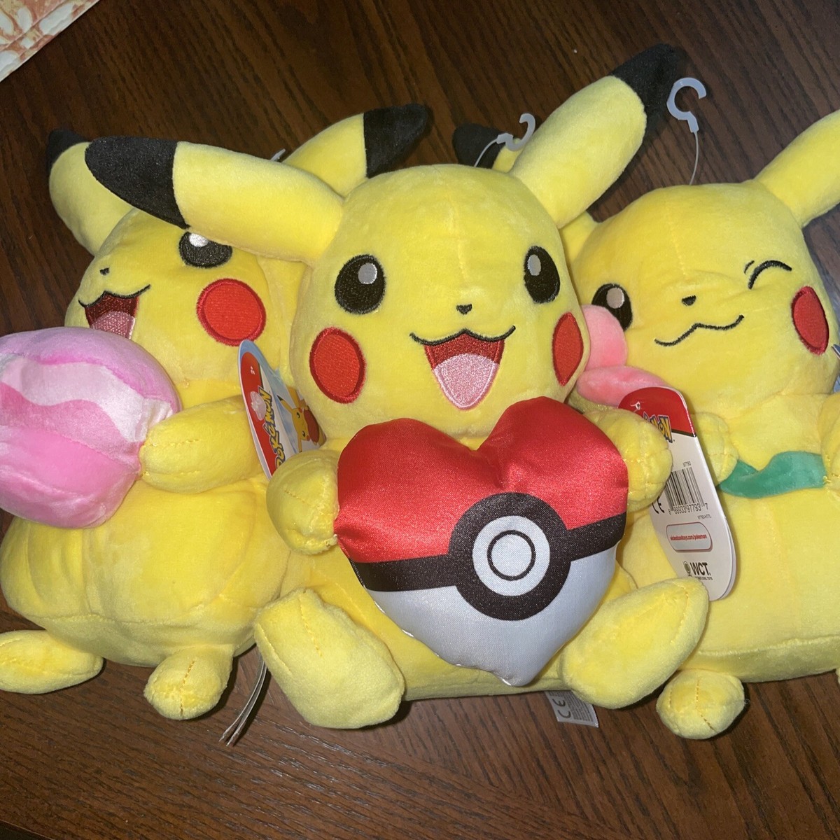 バレンタインPikachu With A Heart 3種セットぬいぐるみ等 Pokemon Pikachu With A Heart Plush Valentine 2025 Pokemon