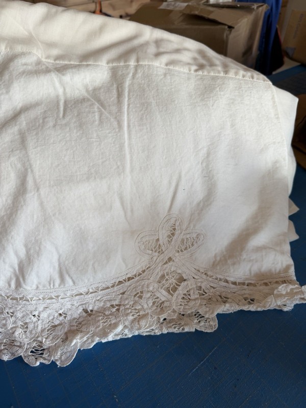 BEIGE SCALLOPED BATTENBURG LACE FULL/ QUEEN BOXED BEDSKIRT/DUST RUFFLE