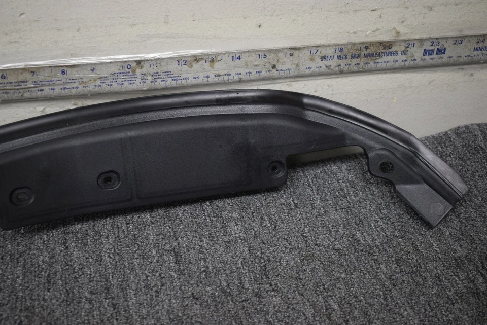 BMW M4 2015-2020 tira meteorológica delantera OEM de fábrica Foto 3 de 4