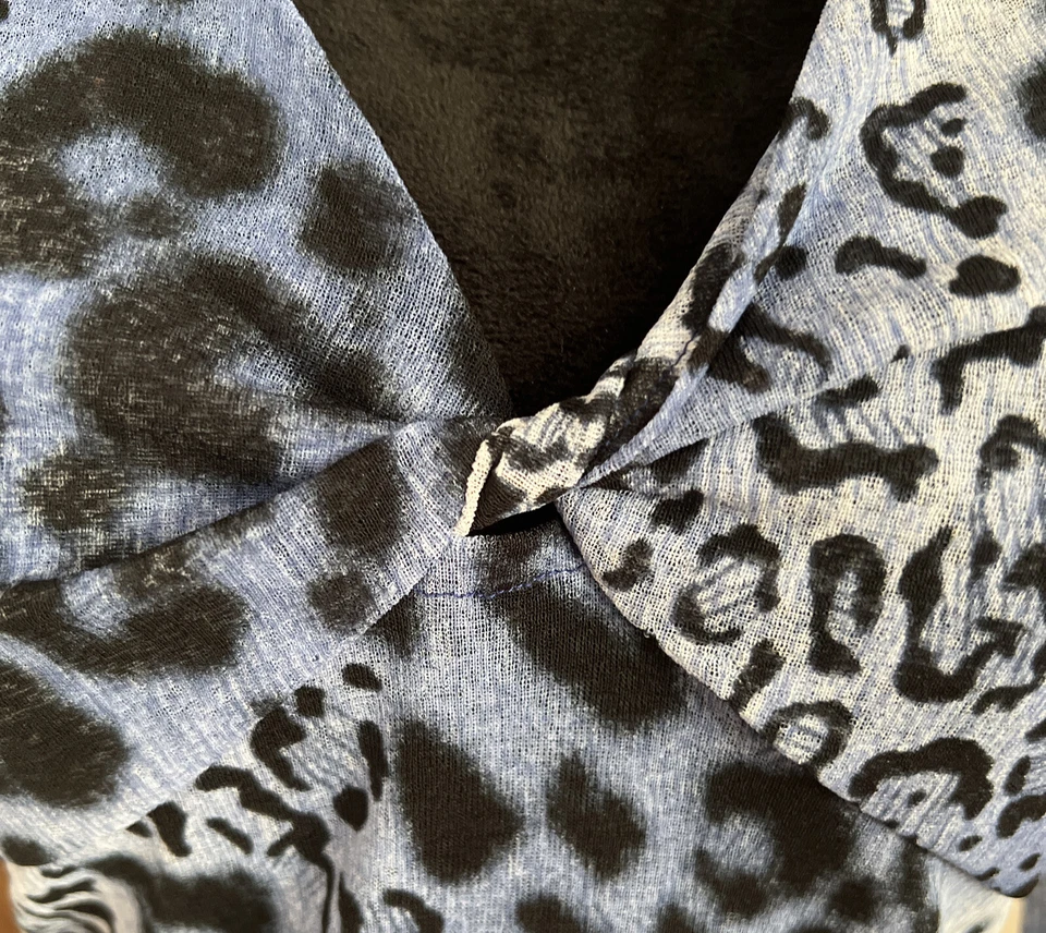 Top de malla vintage años 90 Velocity Kamikam azul estampado animal talla S cuello en V nudo elástico Foto 3 de 4