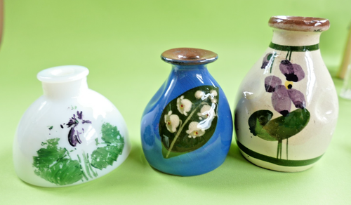 Over 30 glass/pottery vintage perfume bottles- English flower scents- Novelties - Picture 3 of 17