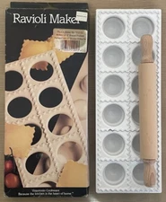 Vitantonio No. 512-01 Ravioli Maker, w/ Rolling Pin Makes 12 - 2” Pockets EUC