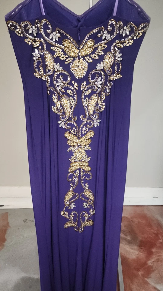 Vestido largo púrpura con cuentas, ideal para cualquier ocasión formal, usado para Mardi Gras Foto 2 de 4