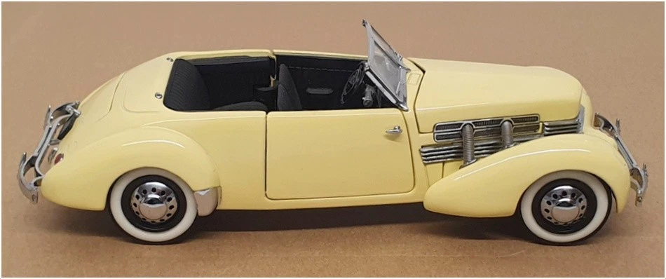 Franklin Mint 1/24 Scale Diecast B11PN92 - 1937 Cord 812 Phaeton Coupe - Cream - Image 3 of 4