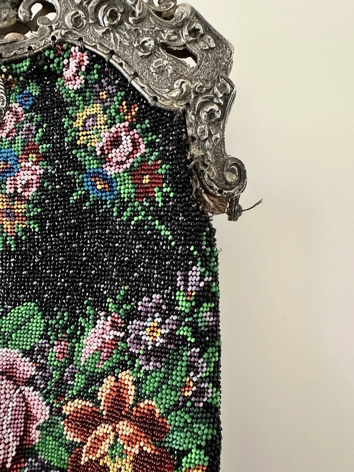 Antiguo bolso de noche negro microcuentas con diseño floral-ver fotos Foto 3 de 4