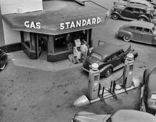 1941 Chicago STANDARD OIL Gas Station PHOTO  (200-W)