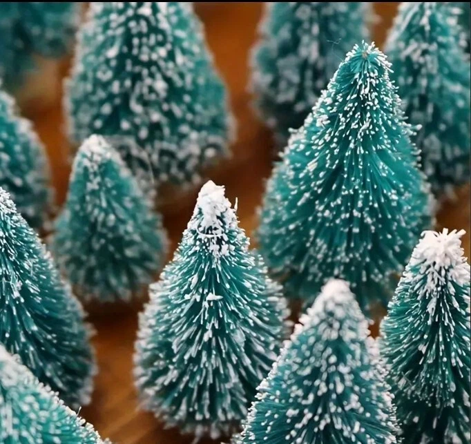 10x Miniature Christmas Tree with Wooden Base or Holly and Berries - Image 2 of 4