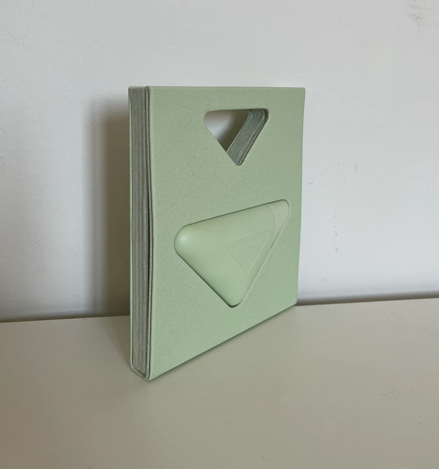 Prada 美容护手霜 1.6 盎司限量版包装 — 第 2/4 张图片