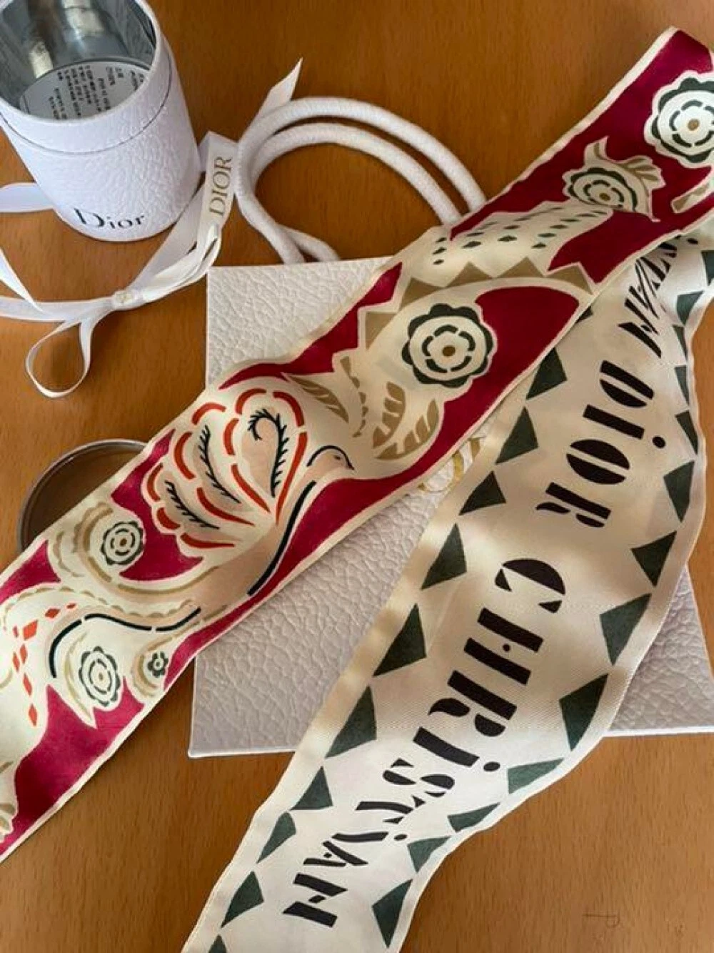 Foulard Dior Mitzah 100cm 39′′ 6cm 2′′ long rectangle soie logo rouge kaki