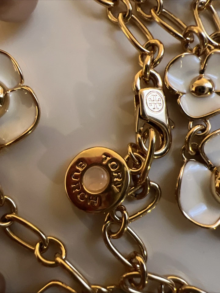 Colar rosário trevo pérola flor maricas esmalte tom dourado TORY BURCH 40"" - Imagem 2 de 4