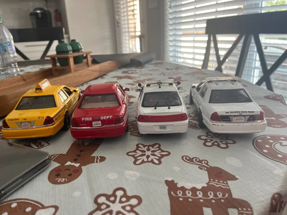 Motor Max 1:24 2007 Ford Crown Victoria 2002 Chevrolet Impala Cop Fire Taxi Law - Image 4 of 4