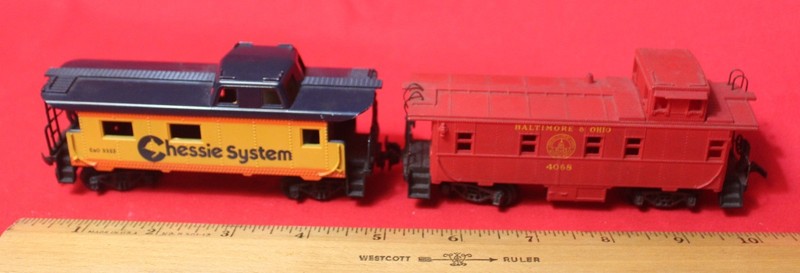Railroad Cabooses Lot of 2 - Chessie System and Baltimore & Ohio- HO Scale