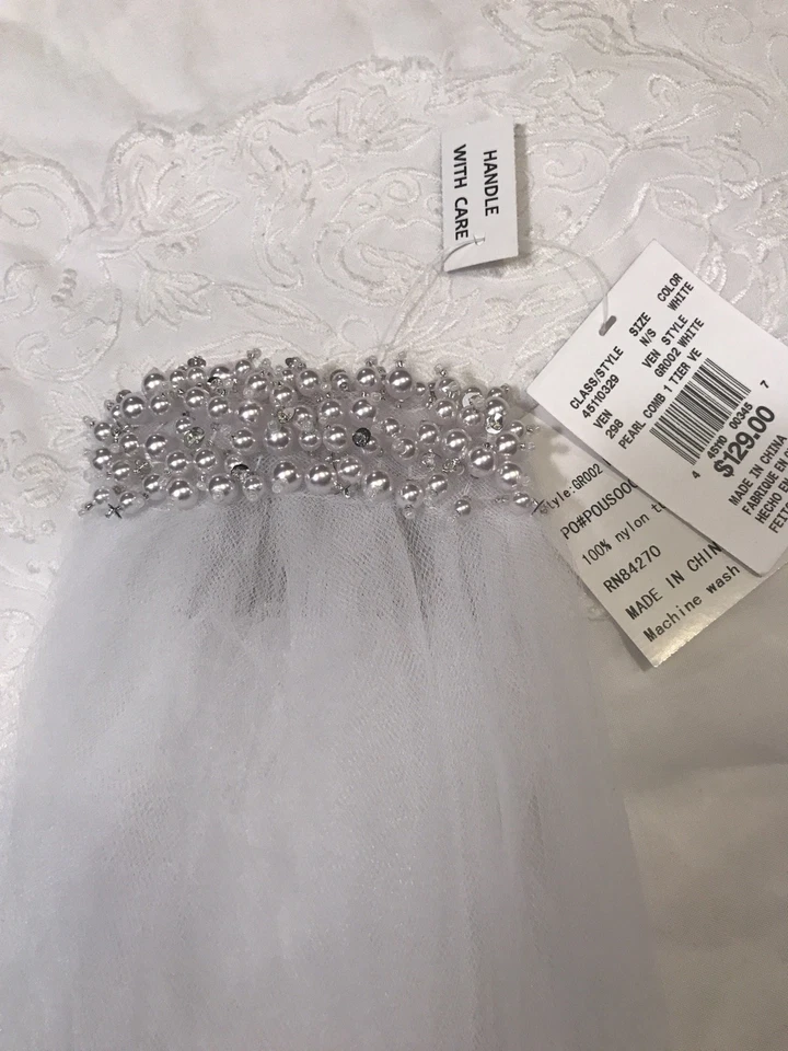 Velo de catedral blanco de novia de David de un nivel con peine de perlas Foto 2 de 4