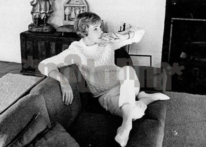 JULIE-ANDREWS-EXCLUSIVE-PHOTO-BLACK-AND-WHITE-SWEET-IMAGE-18