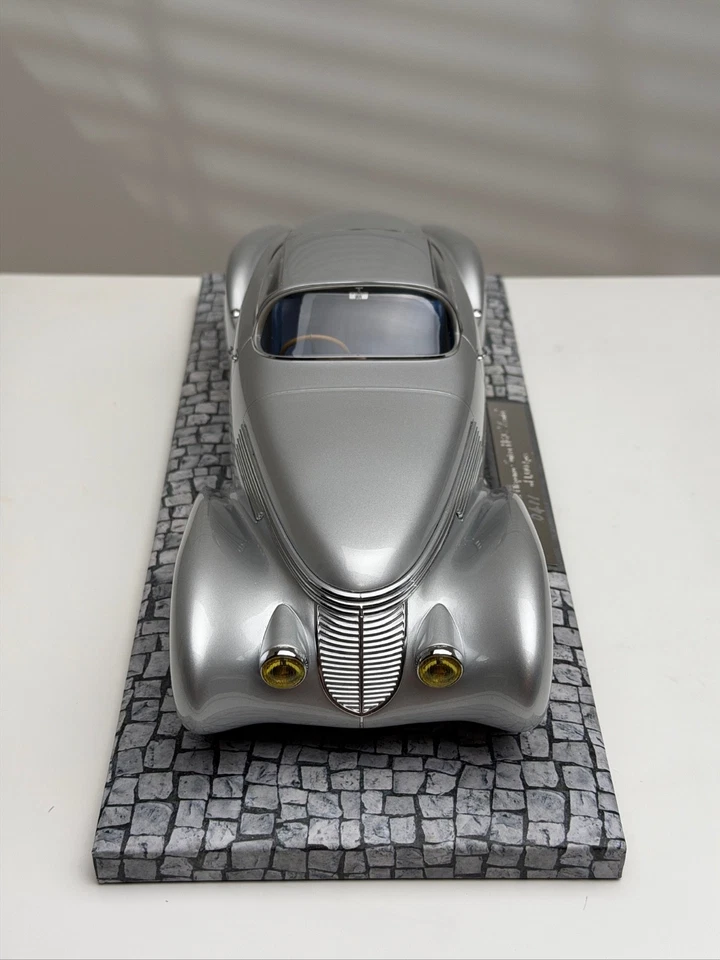 1938 HISPANO SUIZA H6C XENIA DUBONNET 2-DOOR (Silver) [MINICHAMPS] 1/18 scale - Image 4 of 4