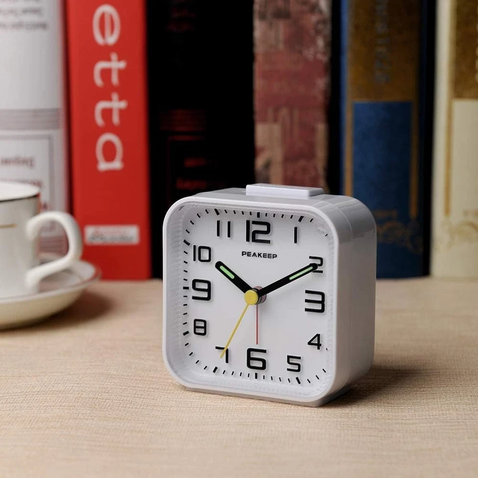 Reloj despertador analógico compacto sin tic-tock con números 3D para mañanas tranquilas Foto 4 de 4