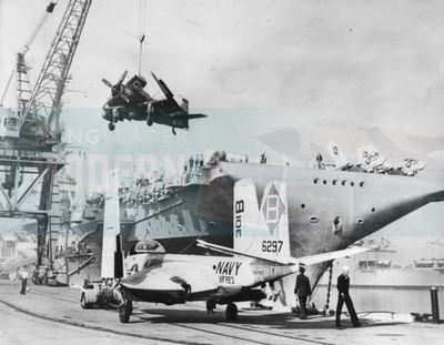 Zwei Flugzeuge besteigen die USS Yorktown - US Air Force - Original Foto
