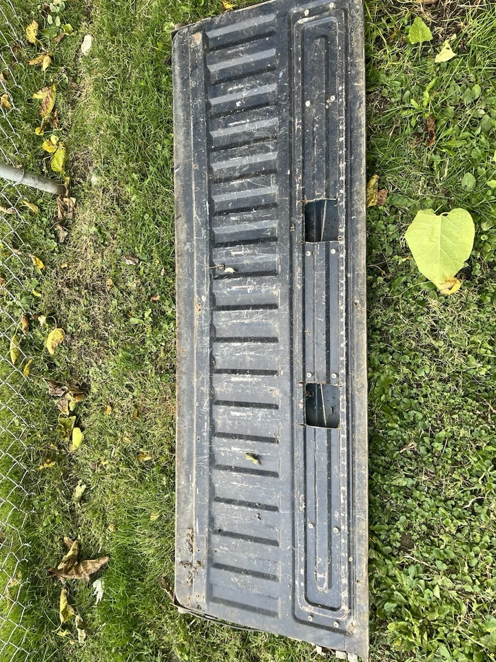 Tampa de caçamba usada fabricante de equipamento original 1993-2005 Ford Ranger cama regular reta com pintura desbotada - Imagem 2 de 2