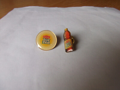 2 x Pin Lipton Ice Tea - 1x rund und 1x in Form einer Flasche - neuwertig