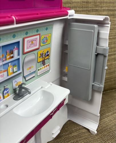Mattel Barbie Care Clinic 2 in 1 Ambulanza e Ospedale Playset Luci Sirena Lavoro! - Foto 9 di 19