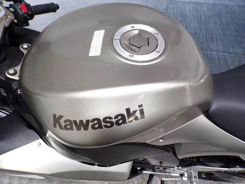 2006 KAWASAKI NINJA ZX-10R WITH ONLY 6110 MILES FROM NEW - Picture 7 of 20