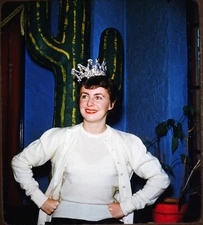 Stereo Realist slide 1950s LADY with CROWN - original Kodachrome - SL32