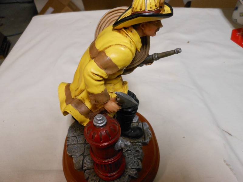 Fire Alarm Firefighter Figurine Vanmark 4/1585 Red Hats of Courage 1997 Vintage