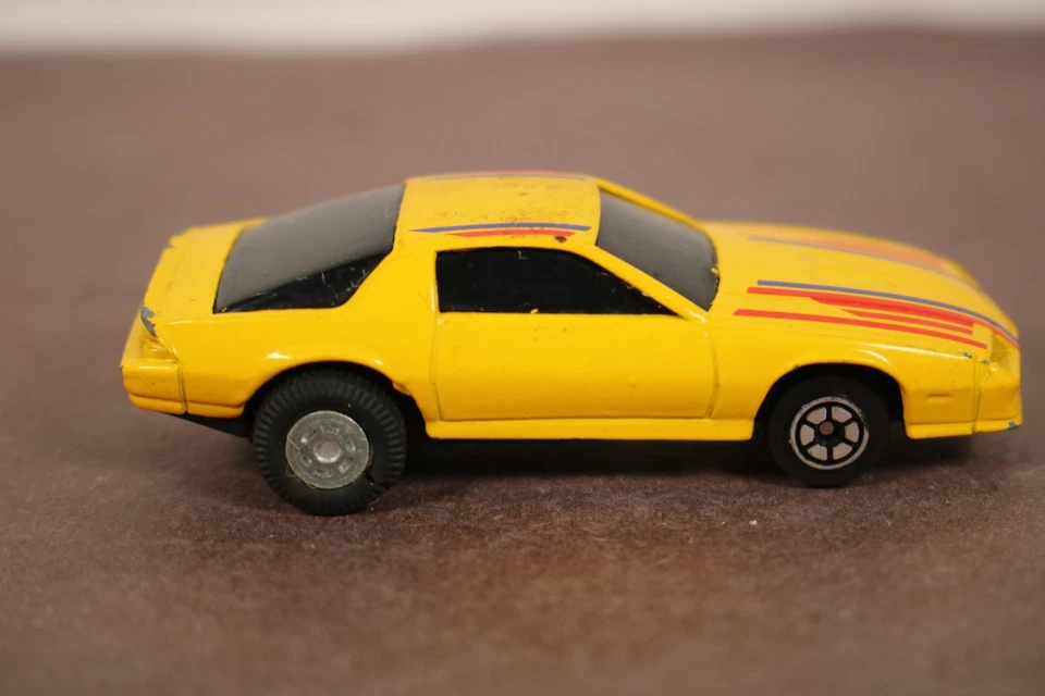 Camaro amarillo vintage Yatming Z28 No. 3803 Pull Back Works Hong Kong Base LQQK Foto 3 de 4