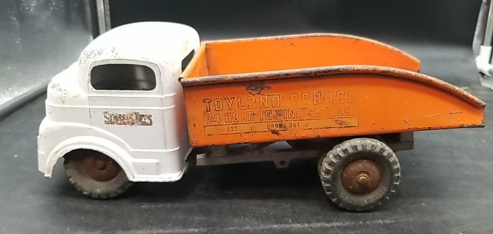 STRUTCO TOYS Pressed Steel Toyland Garage TOW TRUCK Winds ups Sorta Works - Image 3 of 4