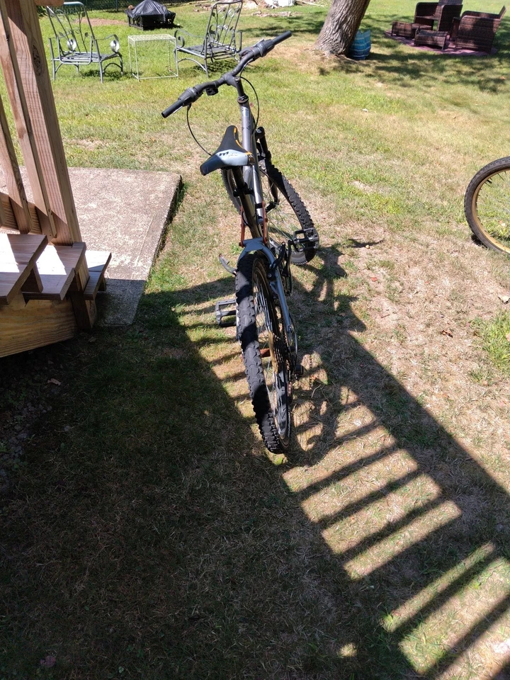 Bicicleta de montaña This Is A Mongoose Ledge 2.1.Necesita freno nuevo. sistema. Foto 4 de 4