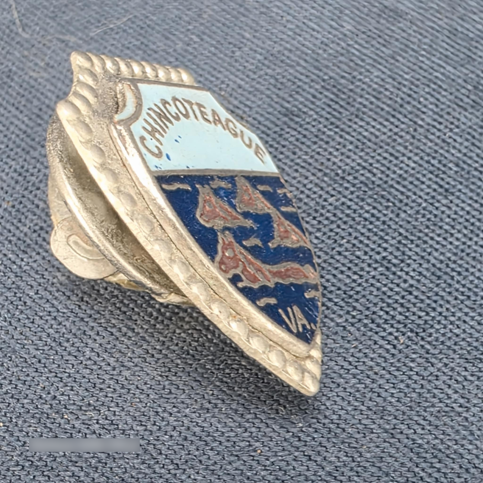 Vintage Chincoteague VA cavallo pony ciondolo cappello bavero scudo spilla latta distintivo souvenir