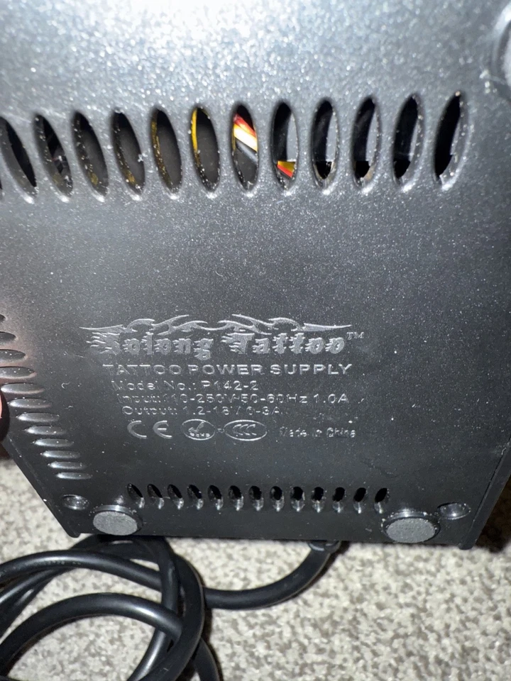 Fuente de alimentación digital para tatuajes Solong pantalla LCD P142-2 Foto 3 de 4