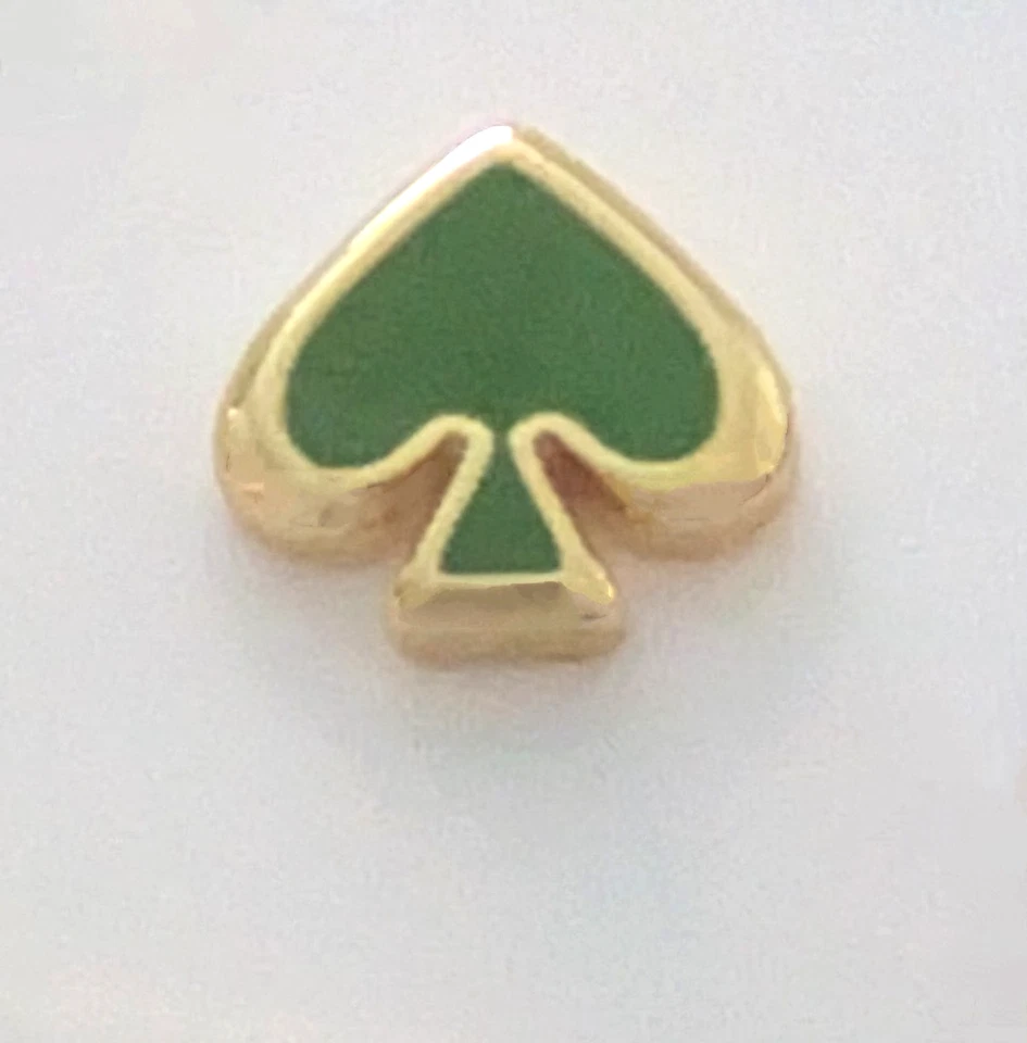 Aretes Kate Spade New York Everyday Spade esmaltados en verde y oro Foto 2 de 3