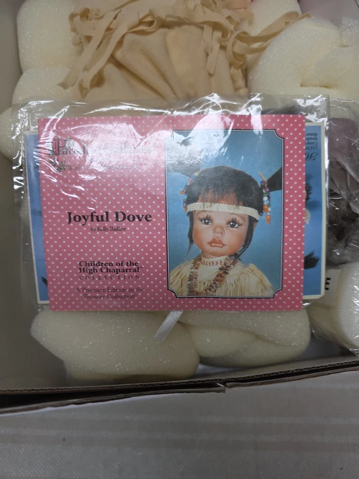 MUÑECA PARADISE GALERÍAS COLECCIÓN TESORERÍA "JOYFUL DOVE" 19” NUEVA EN CAJA Foto 2 de 4