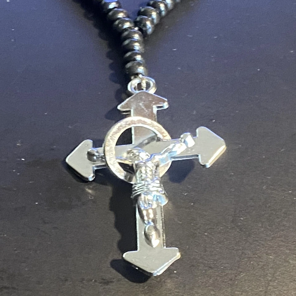 Collana rosario nero da uomo donna con croce ciondolo crocifisso lunga 50 cm  - Immagine 3 di 4
