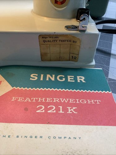 Vintage Singer 221K White Featherweight Great Britain - EV930387- Works + Case - Picture 7 of 16