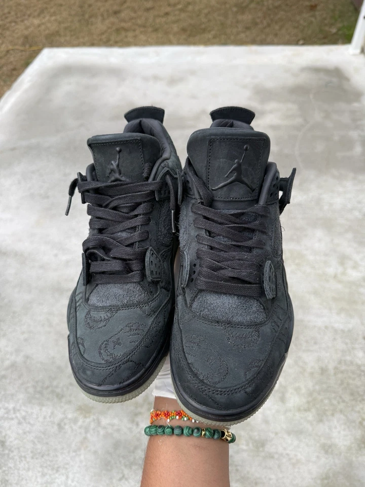 Talla 8.5 - Jordan 4 Retro x KAWS Negro 2017 Foto 3 de 4