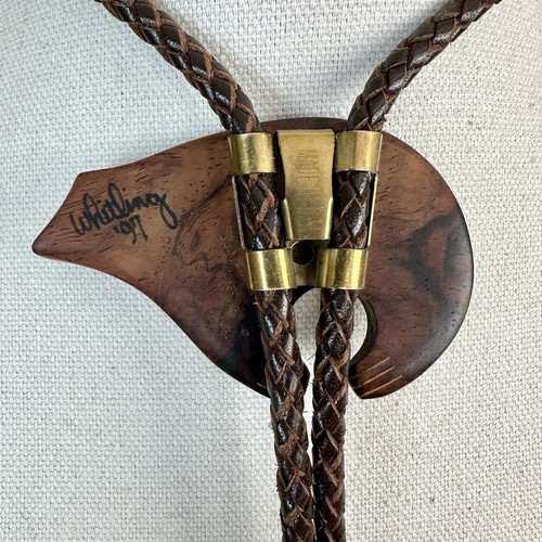 Incredible Vintage Brass Inlay Carved Western Wood Bolo Tie Artist Signed - Picture 12 of 13