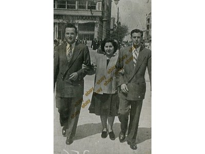 #54442 ATHENS probably late 1940s. Two men & a woman in Omonia Square. Photo