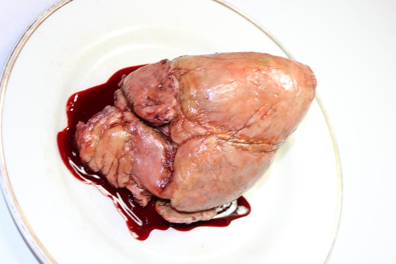 CREEPY CUISINE HEART ON CHINA PLATE HORROR HALLOWEEN PROP
