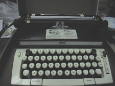 VINTAGE MANUAL TYPEWRITER, FORECAST 12, SEARS ROEBUK AND CO. MOD: 871-4000 thumbnail