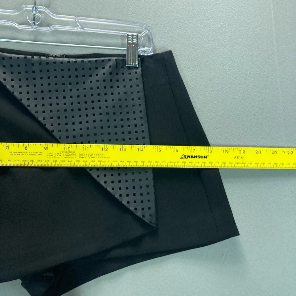 Nuevo pantalón corto BCBGeneration negro para mujer talla 2 $68 de cuero sintético perforado Foto 3 de 4