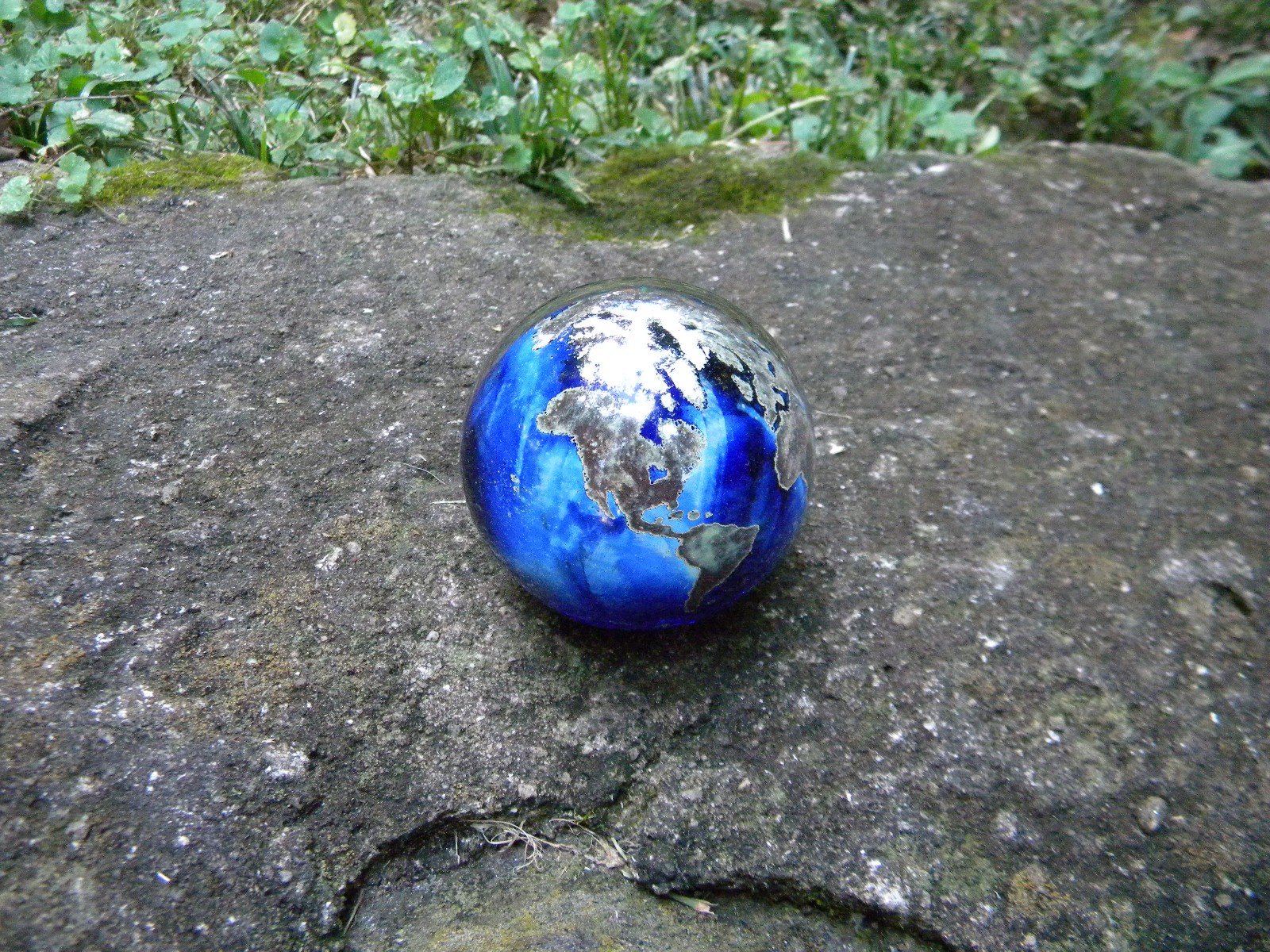 Lundberg Studios Signed Planet Earth World Globe Paperweight 2004 (2.5")