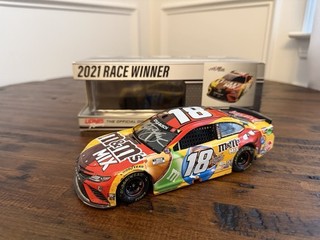 Toyota Camry M&M's Mix Kansas Win Diecast 2021 autografiado por Kyle Busch
