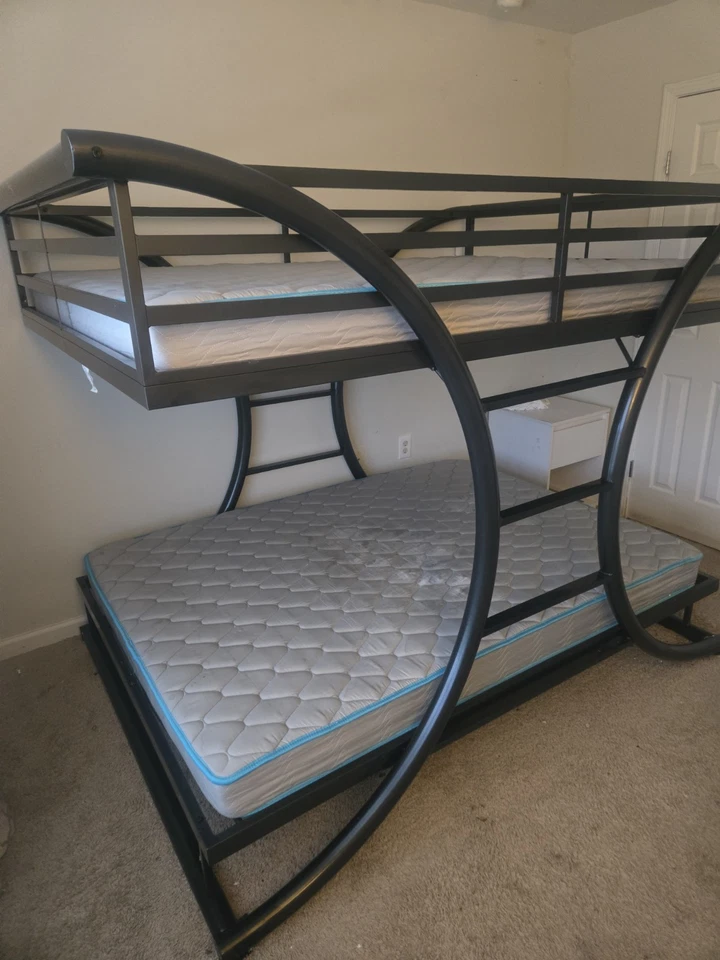 Litera completa de hierro negro. Soporta 250 libras. Dos colchones tamaño completo incluidos. Foto 2 de 4