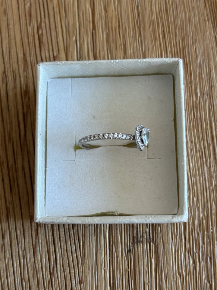 18 Ct White Gold Maple Leaf Diamond Ring Size R - Image 3 of 4