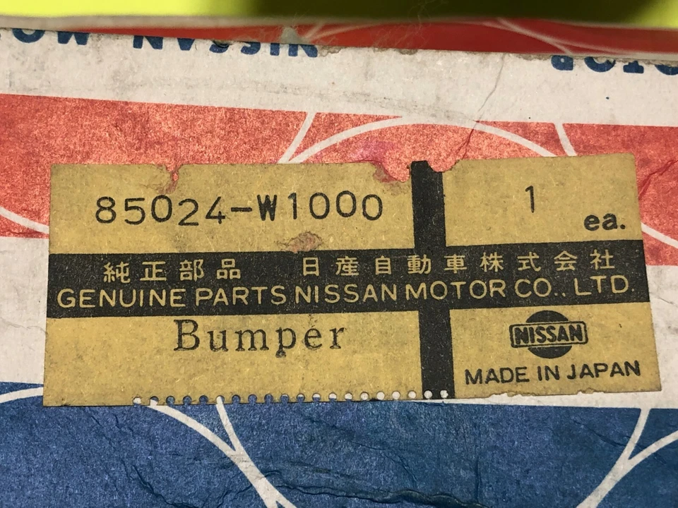 Juego de molduras de parachoques trasero Datsun Nissan Bluebird 910 180B 85024-W1000 genuino nuevo de stock Foto 3 de 3